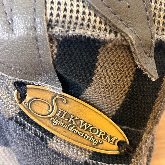 NEW!Women’s Silkworm Original drawstring scarf w/leather and brass embellishment - Picture 3 of 9